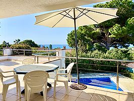 Maison en location avec piscine privée près de la plage Cala Canyelles.