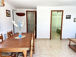 Casa en alquiler con piscina privada cerca de la playa de Cala Canyelles. 