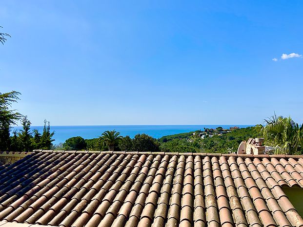 Maison en location avec piscine privée près de la plage Cala Canyelles.