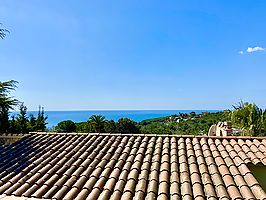 Casa en alquiler con piscina privada cerca de la playa de Cala Canyelles.