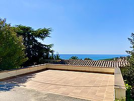 Casa en alquiler con piscina privada cerca de la playa de Cala Canyelles.