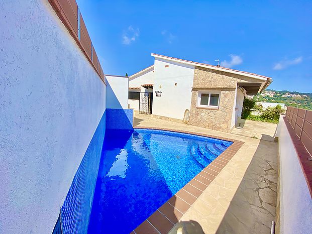Moderna casa en alquiler con piscina y vistas al mar. (Cala Canyelles-Lloret de Mar) 