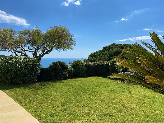 Villa à louer avec piscine privée et jardin excellent à Cala Canyelles.