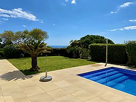 Villa en alquiler con excelente zona ajardinada y piscina privada en Cala Canyelles. 