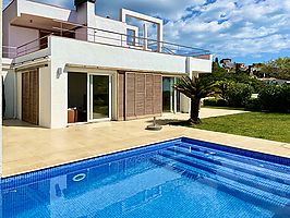 Villa en alquiler con excelente zona ajardinada y piscina privada en Cala Canyelles. 