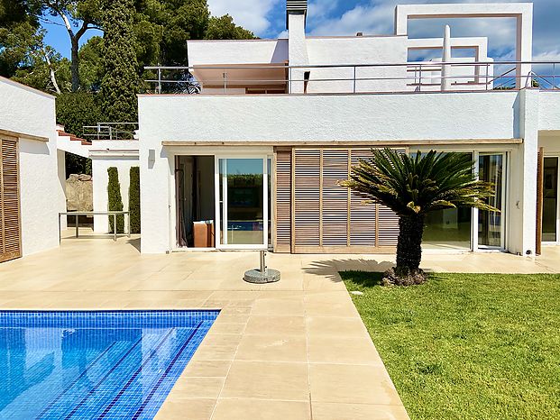 Villa with excellent garden and private swimming pool area for rent in Cala Canyelles.