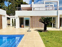 Villa en alquiler con excelente zona ajardinada y piscina privada en Cala Canyelles. 