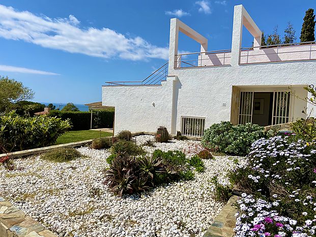 Villa en alquiler con excelente zona ajardinada y piscina privada en Cala Canyelles. 