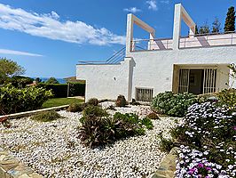 Villa en alquiler con excelente zona ajardinada y piscina privada en Cala Canyelles. 