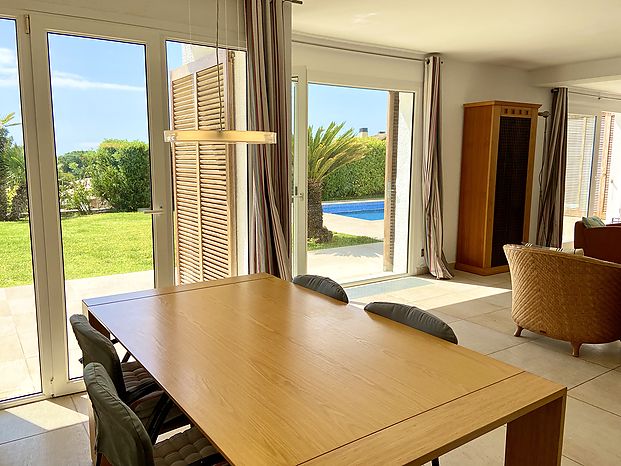 Villa en alquiler con excelente zona ajardinada y piscina privada en Cala Canyelles. 