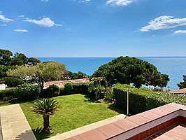 Villa à louer avec piscine privée et jardin excellent à Cala Canyelles.