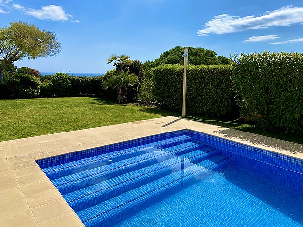 Villa with excellent garden and private swimming pool area for rent in Cala Canyelles.