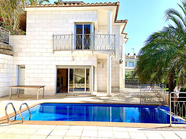 Villa for sale with tourist license