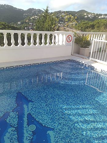 House with pool for rent within walking distance of the Canyelles beach