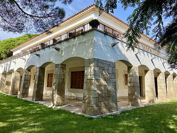 Villa zum Verkauf mit spektakulärem mediterranen Kieferngrundstück