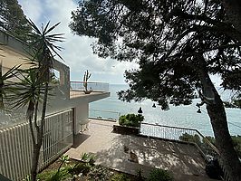Villa en venta con acceso directo y privado a unas de las calas más bonita de la Costa Brava