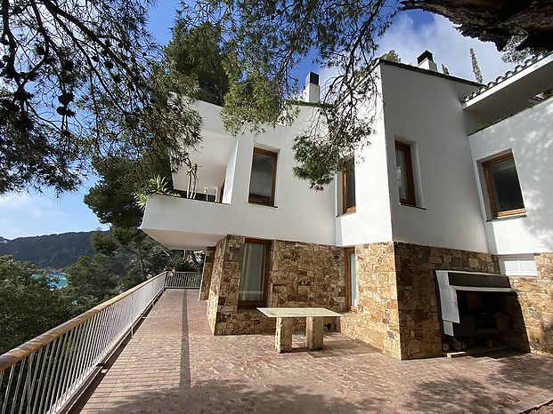 Villa for sale with direct and private access to one of the most beautiful coves on the Costa Brava