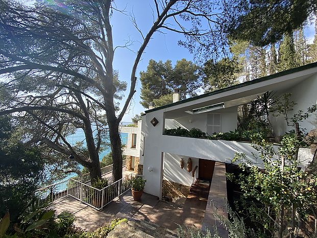 Villa zum Verkauf mit direktem und privatem Zugang zu einer der schönsten Buchten an der Costa Brava