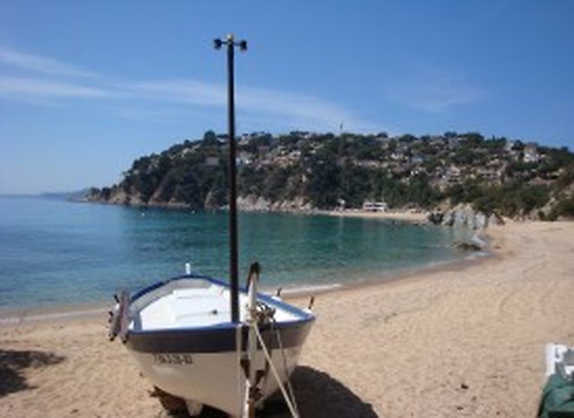 Casa en alquiler con piscina privada cerca de la playa de Cala Canyelles.