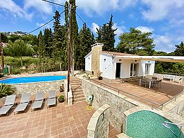 Casa de veraneo en alquiler, zona muy tranquila y rodeada de naturaleza.