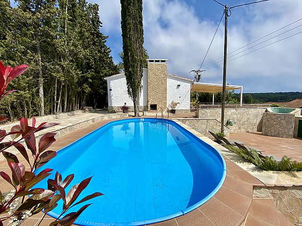 Casa de veraneo en alquiler, zona muy tranquila y rodeada de naturaleza.