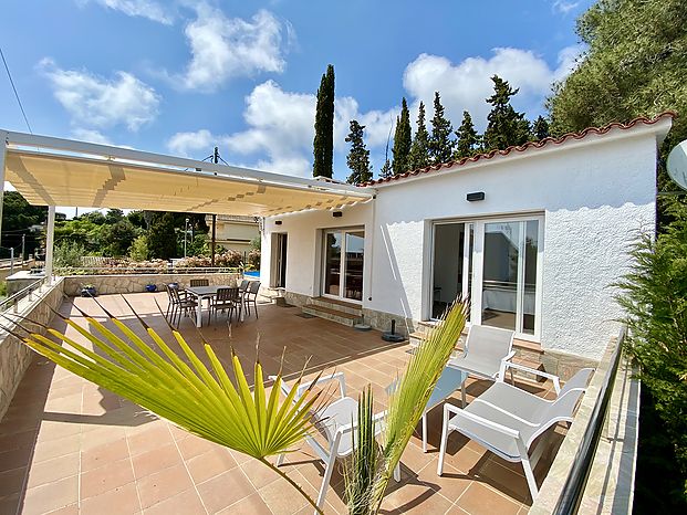 Casa de veraneo en alquiler, zona muy tranquila y rodeada de naturaleza.