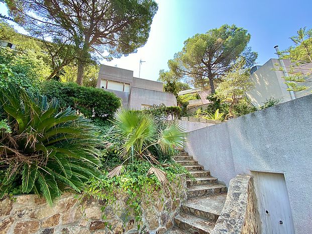 Maison avec terrain à vendre près de la plage de Cala Canyelles