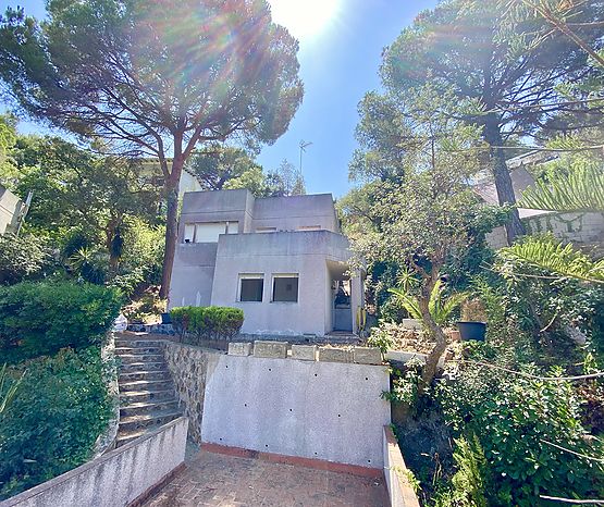 House with plot for sale near Cala Canyelles Beach