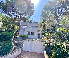 House with plot for sale near Cala Canyelles Beach