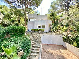 Maison avec terrain à vendre près de la plage de Cala Canyelles