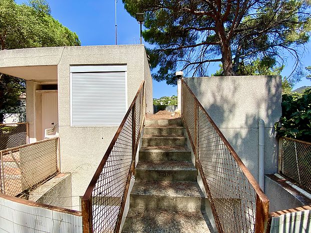 Casa con parcela en venta cerca de la Playa de Cala Canyelles