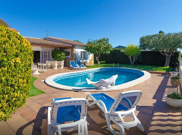 Villa en alquiler con piscina privada y jardín en Cala Canyelles (Lloret de Mar)