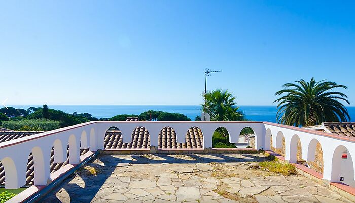 Villa en alquiler con piscina privada y jardín en Cala Canyelles (Lloret de Mar)