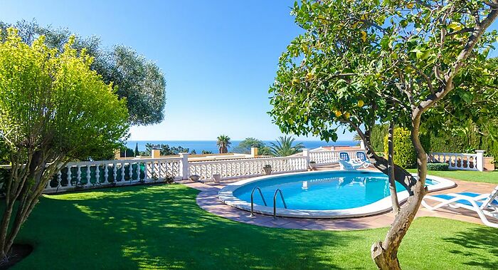 Villa for rent with private swimming pool and garden in Cala Canyelles (Lloret de Mar)