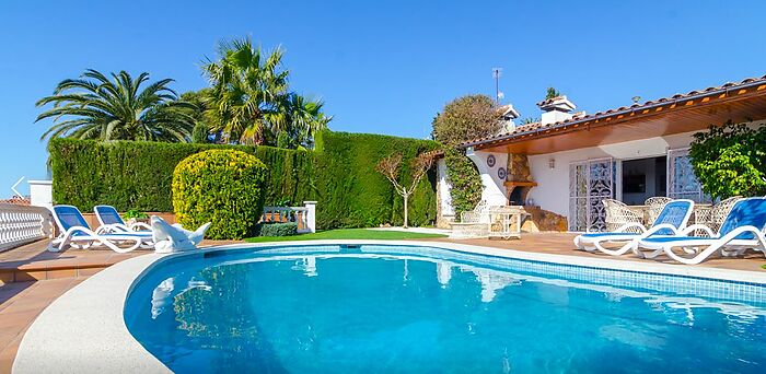 Villa en location avec piscine et jardin privée á Cala Canyelles (Lloret de Mar)