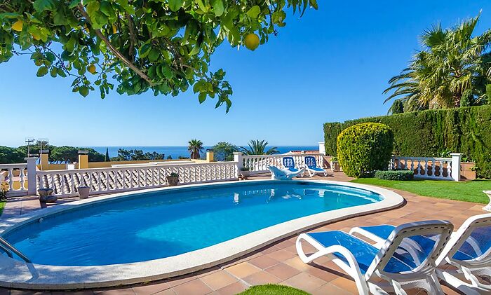 Villa en location avec piscine et jardin privée á Cala Canyelles (Lloret de Mar)