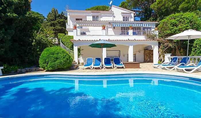 Villa en alquiler con vistas al mar y piscina en Cala Canyelles (Lloret de Mar)