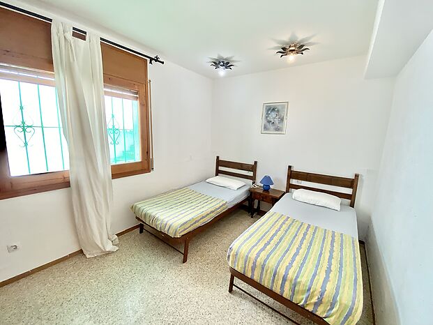 Logement de vacances avec 2 chambres près de la plage Cala Canyelles.