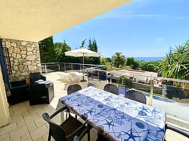 Casa en alquiler con piscina privada cerca de la playa de Cala Canyelles.