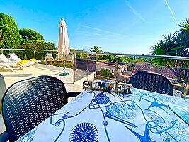 Casa en alquiler con piscina privada cerca de la playa de Cala Canyelles.