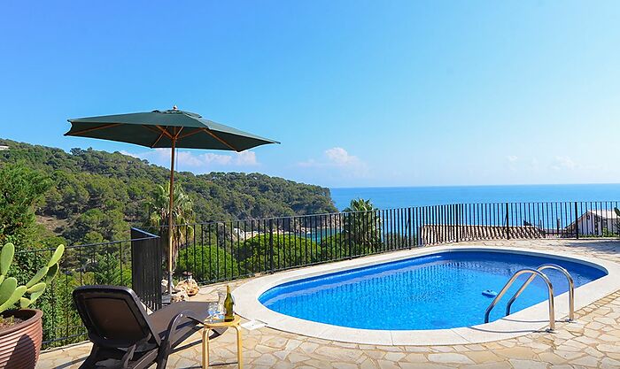 House with stunning views and great pool area for rent in Cala Canyelles. 