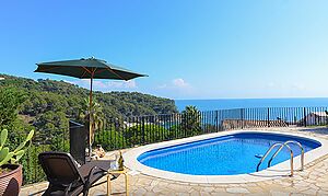 Casa en alquiler con empresionantes vistas y estupenda piscina en Canyelles.  