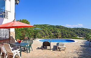 House with stunning views and great pool area for rent in Cala Canyelles. 