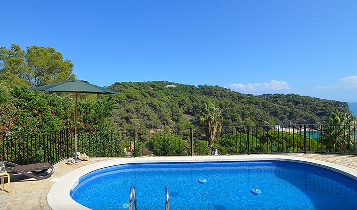 Casa en alquiler con empresionantes vistas y estupenda piscina en Canyelles.  