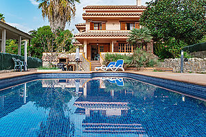 Magnificent Villa with pool for sale just 300 meters from the beach