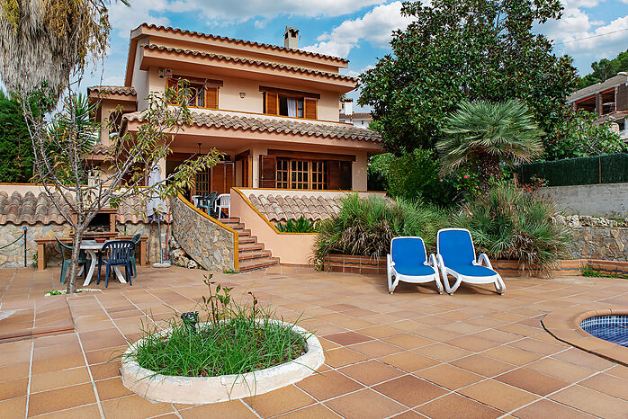 Magnificent Villa with pool for sale just 300 meters from the beach