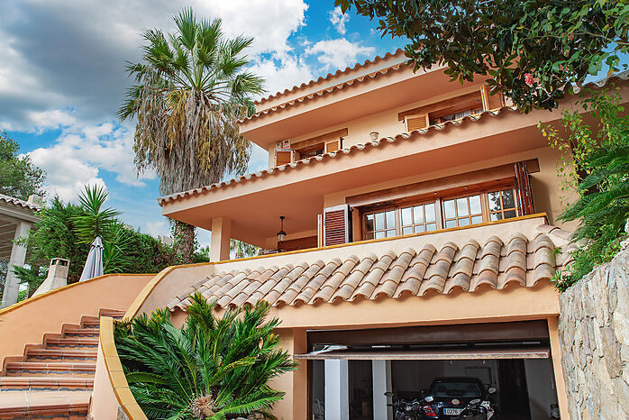 Magnificent Villa with pool for sale just 300 meters from the beach