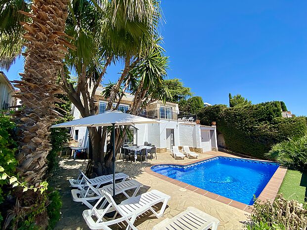Casa en alquiler con piscina privada cerca de la playa de Cala Canyelles.