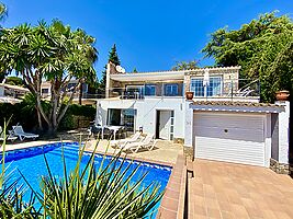 Casa en alquiler con piscina privada cerca de la playa de Cala Canyelles.