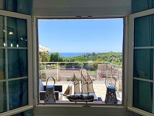 Maison en location avec piscine privée près de la plage Cala Canyelles.